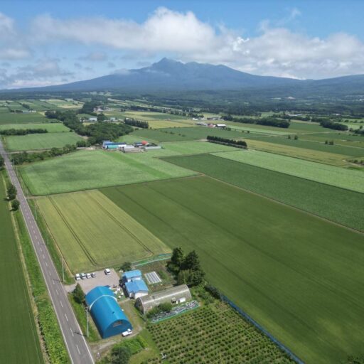 斜里岳の麓に広がる農園とカフェのen処towa